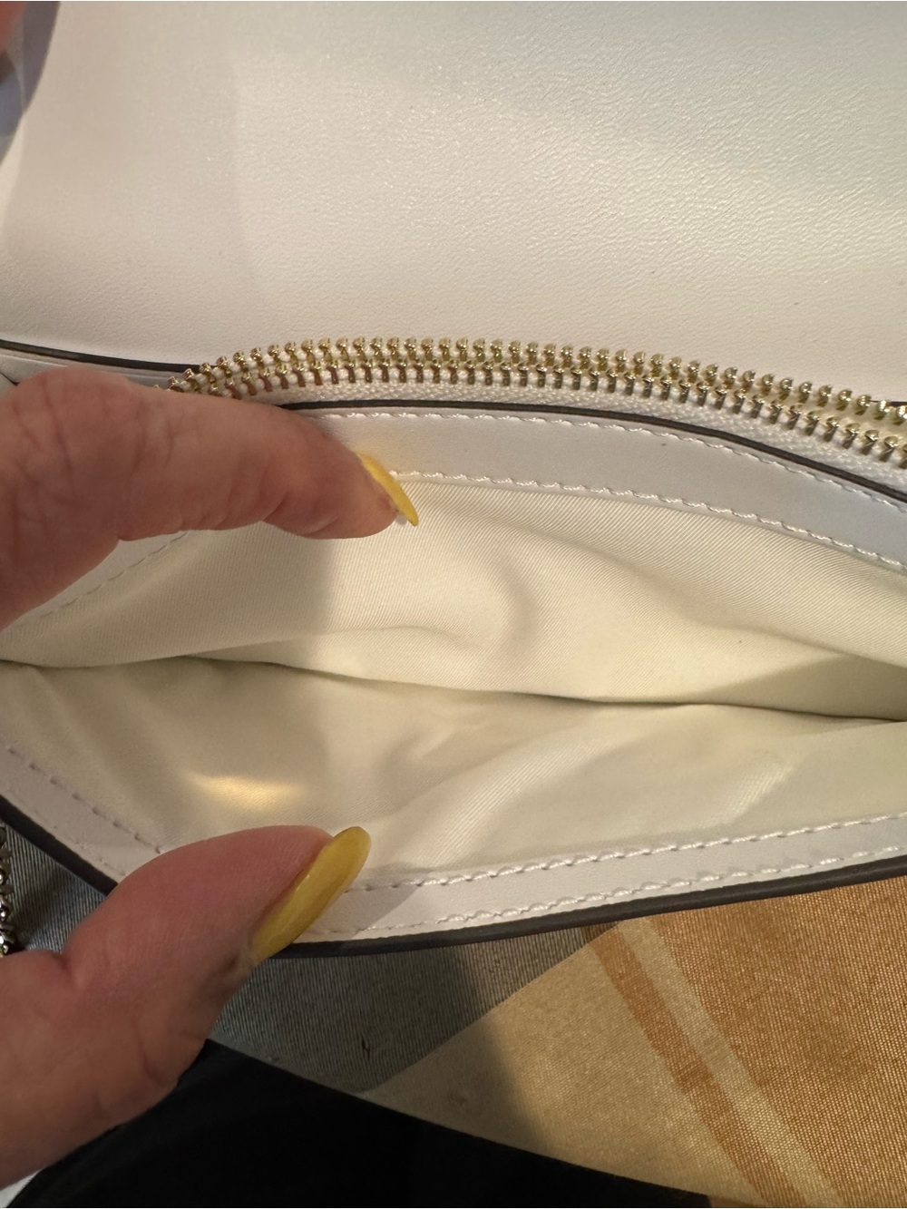 Tory Burch White Leather Shoulder Bag with Gold Chain Logo - Picture 3 of 4